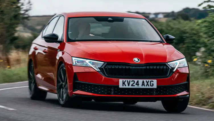 2027 Skoda Octavia makyajı ile hibrit motor seçeneği ve yenilenen tasarım özellikleri neler olacak?