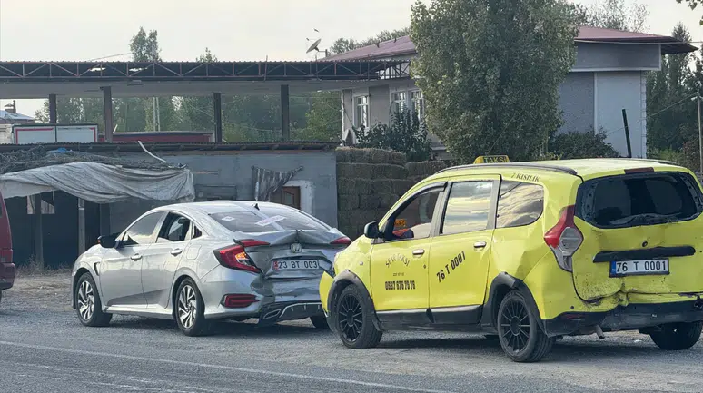 Iğdır’da zincirleme kaza: 3 araç birbirine girdi!