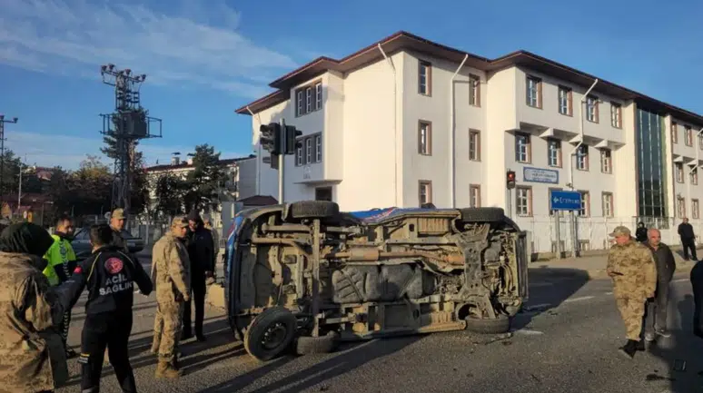 Gümüşhane'de makam aracı ile jandarma minibüsü çarpıştı: 2 asker yaralandı