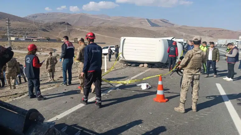 Ağrı'da otomobil ile minibüs çarpıştı: 1 ölü, 2 yaralı