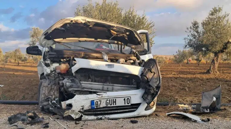 Kilis'te iki araç çarpıştı: 2'is ağır 3 yaralı