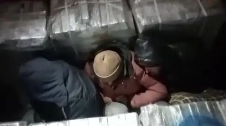 Amasya’da çinko yüklü tırdan 37 kaçak göçmen çıktı