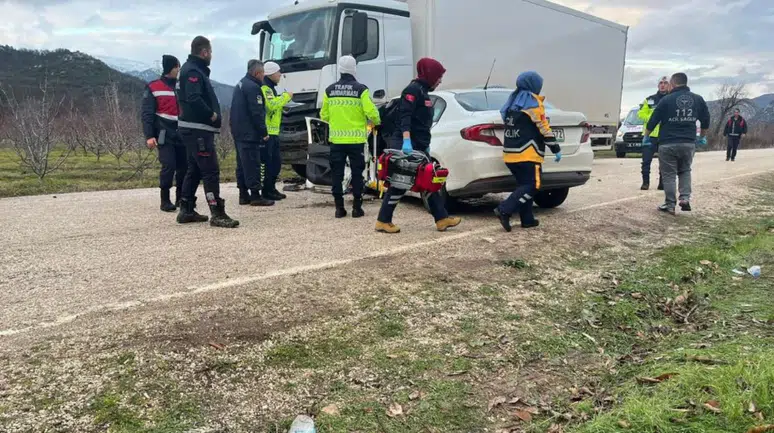 Isparta'da otomobil, park halindeki kamyona çarptı: 2 ölü, 1 yaralı