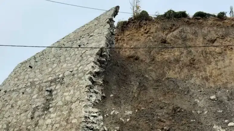 Rize’de şiddetli yağış heyelana neden oldu: İstinat duvarı çöktü