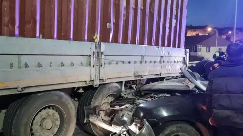 Bilecik'te otomobil, park halindeki tıra arkadan çarptı: 1 ölü, 1 yaralı