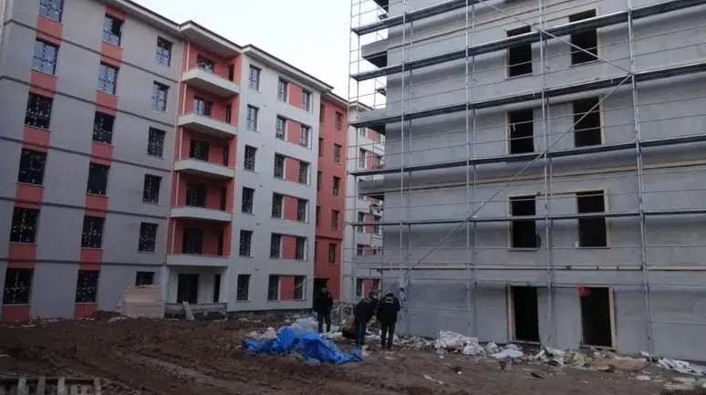 Malatya'da 6 katlı inşaatın çatısından düşen işçi ağır yaralandı