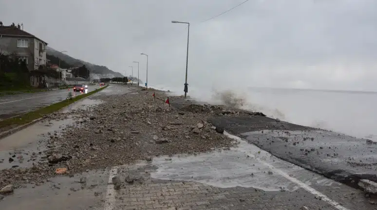 Kastamonu’da dev dalgalar sahili vurdu: Kaldırımlar zarar gördü