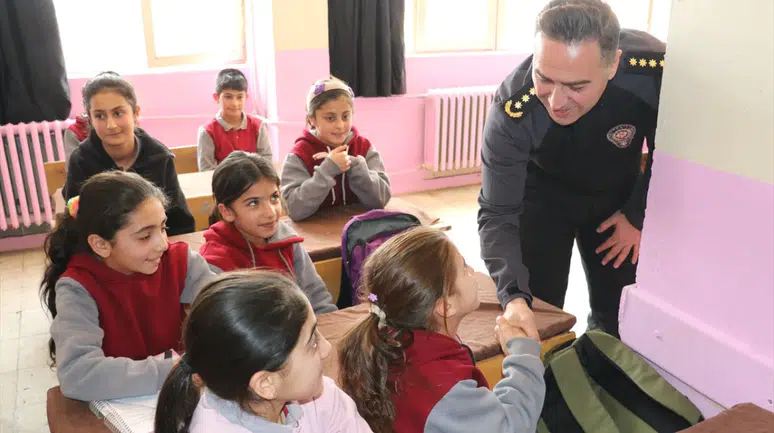 Ağrı polisinden yürek ısıtan destek: Köy çocuklarına kışlık yardım