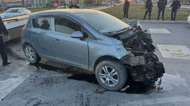 Yangına giden itfaiye aracı ile otomobil çarpıştı