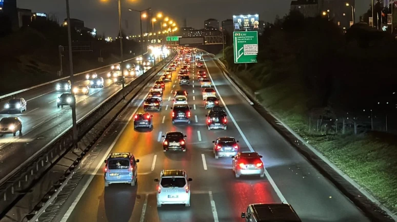 İstanbul’da depremin ardından trafik kitlendi