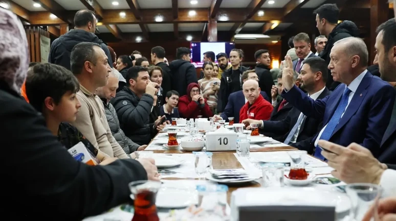 Cumhurbaşkanı Erdoğan, depremin ardından vatandaşlarla bir araya geldi