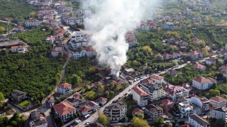 Sakarya’da tek katlı ev alevlere teslim oldu