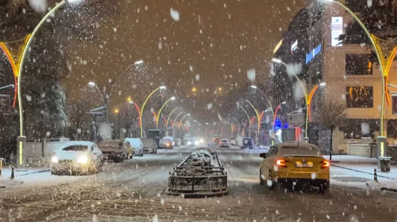 Bayburt'ta kar etkili oluyor