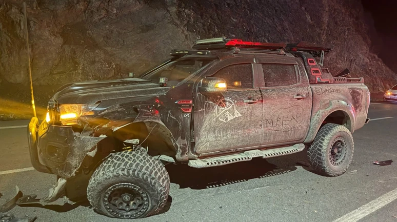 Hakkari'de 2 pikap çarpıştı