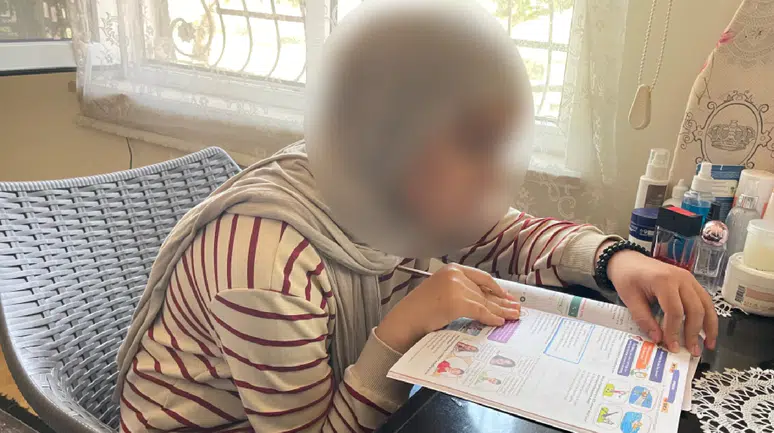 Öğretmen başörtülü öğrencisine "karabaş" diye seslendi