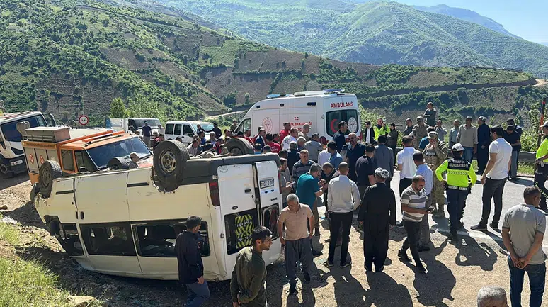 Hakkari'de öğrenci servisi devrildi: Çok sayıda yaralı var