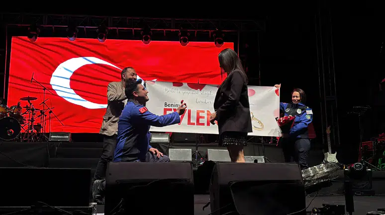 Bolu’da binlerce kişinin önünde sürpriz evlilik teklifi