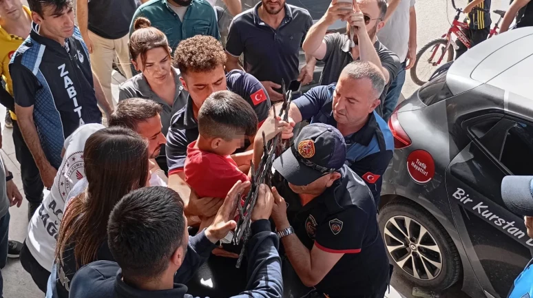 Cizre’de 8 yaşındaki çocuğun eline demir korkuluk saplandı!