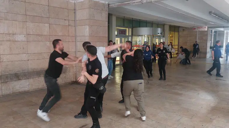 Samsun'da adliye önünde iki taraf birbirine girdi