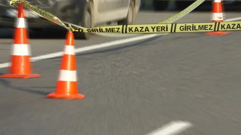 Kütahya'da  hafif ticari araç ile işçi servisi çarpıştı: 1 ölü, 1 yaralı!