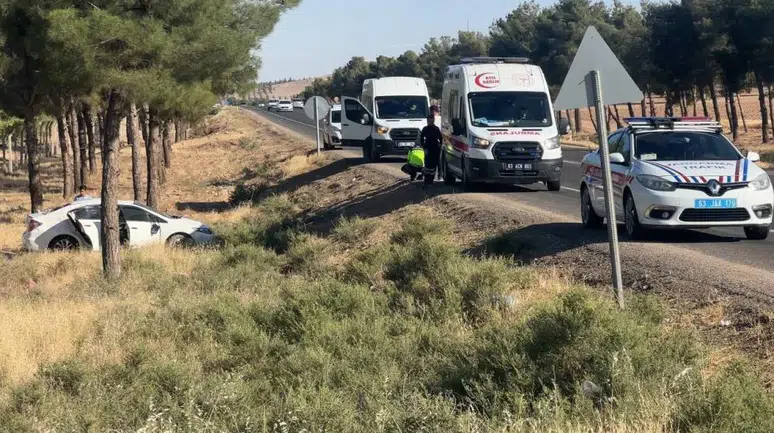 Aile yolculuğu kabusa döndü! Araç şarampole yuvarlandı