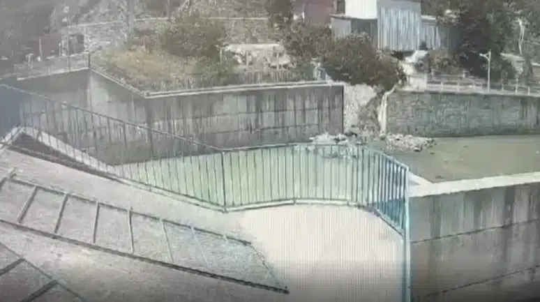 Artvin'de park halindeki kamyon dereye düştü: O anlar kamerada!