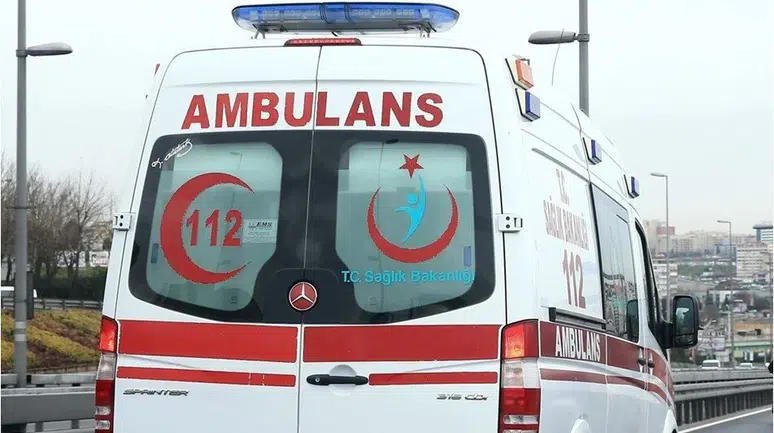 Balıkesir'de otomobil freni kilitlenen biçerdöverin altına girdi: 2 yaralı