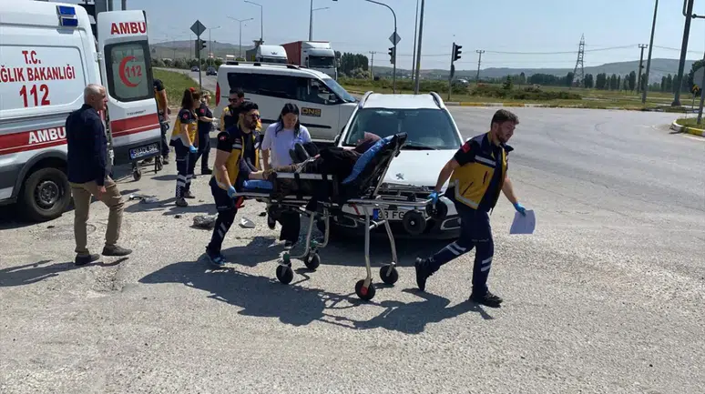 Sivas'ta otomobil ile ambulans çarpıştı