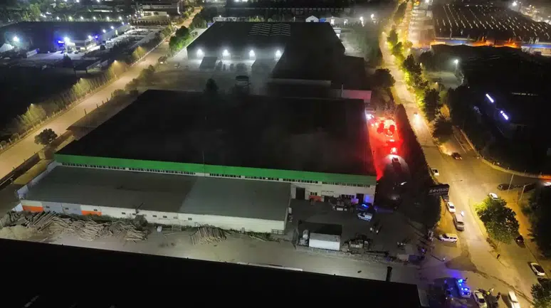 Düzce'de korkutan yangın: Mobilya fabrikası yandı!