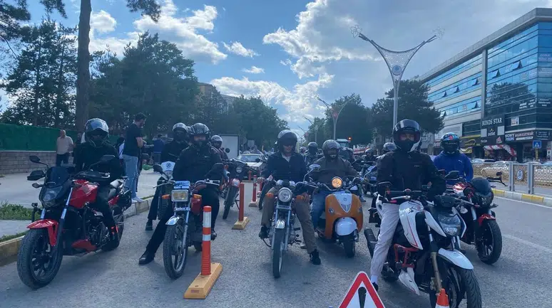 Erzincan’da hayat kurtaran proje: Kasksız sürücülere ücretsiz kask dağıtıldı
