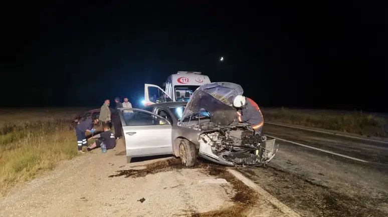 Çorum'da iki otomobil çarpıştı: 4 yaralı!