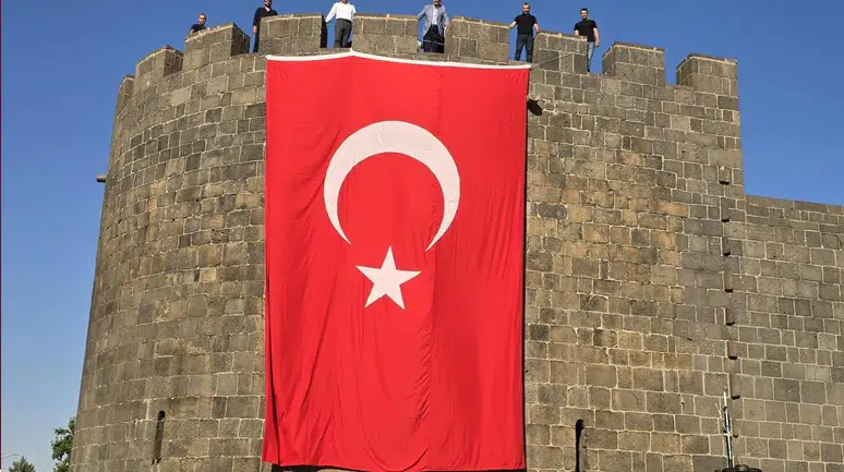 Diyarbakır Surları'nda Ay Yıldız dalgalandı