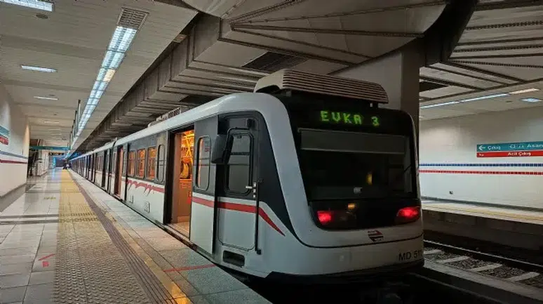 Konak metroda bir yolcu intihar etti