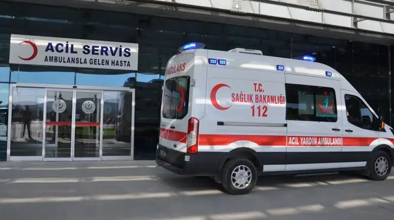 Afyonkarahisar'da korkunç kaza: Tıra arkadan çarpan otomobildeki 2 kişi yaralandı