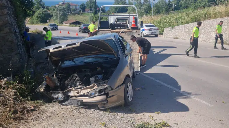 Sinop’ta otomobil duvara çarptı! 1'i bebek 3 yaralı