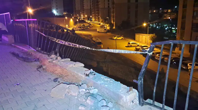 Karaman'da dehşet: Otomobil bariyerlere çarparak asılı kaldı!