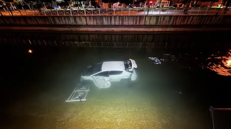 Adana'da otomobil sulama kanalına uçtu: 3 yaralı!