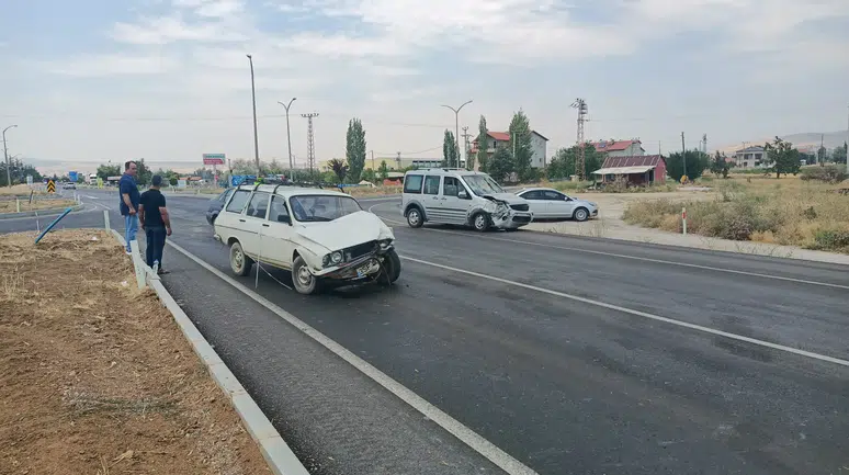 Isparta’da kavşakta feci kaza! 3 kişi yaralandı