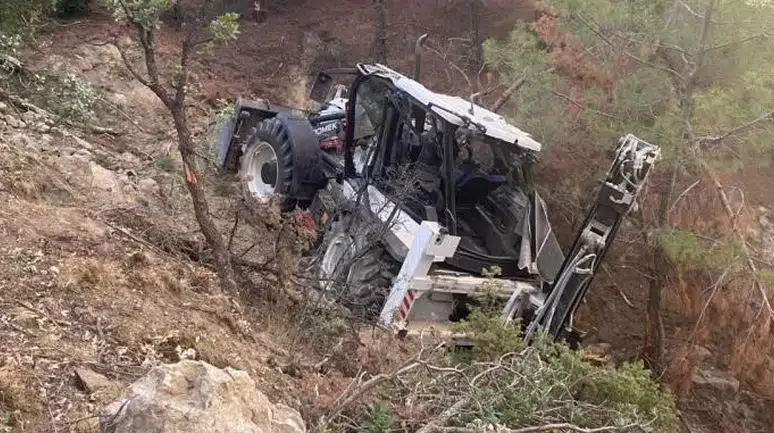 Çorum'da sürücüsüz iş makinesi şarampole yuvarlandı