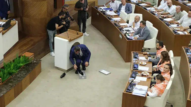 Antalya Büyükşehir Belediye Meclisi’nde gergin anlar