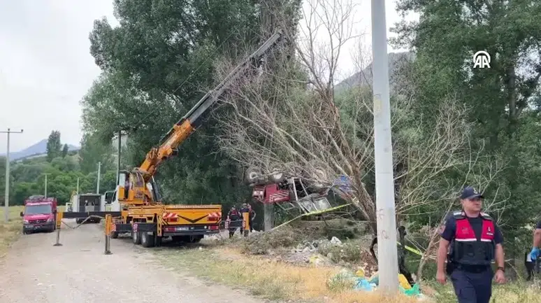 Burdur’da feci kaza: Dereye devrilen traktör can aldı