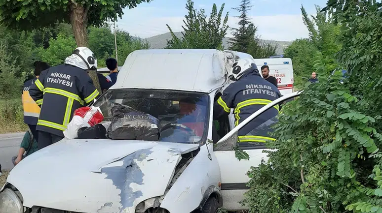 Tokat'ta feci kaza! Hafif ticari araç ağaca çarptı: 4 yaralı