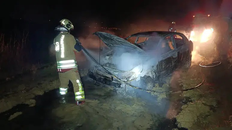 Hatay'da seyir halindeki otomobil küle döndü