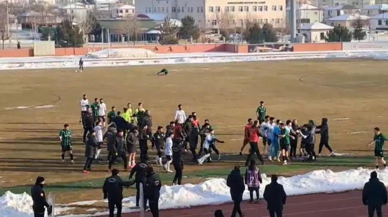 Erzincan'da saha savaş alanına döndü: Maç sonu tekme tokat kavga!