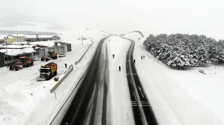 Erzincan'da kar ve sis hayatı olumsuz etkiledi!