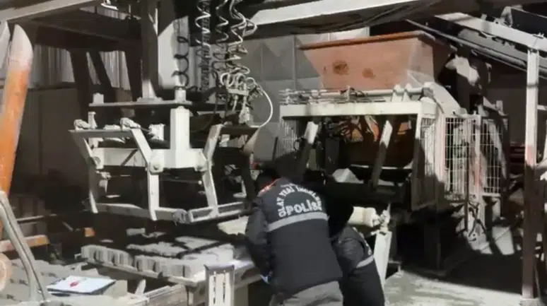 Burdur'da pres makinesine sıkışan işçi yaralandı