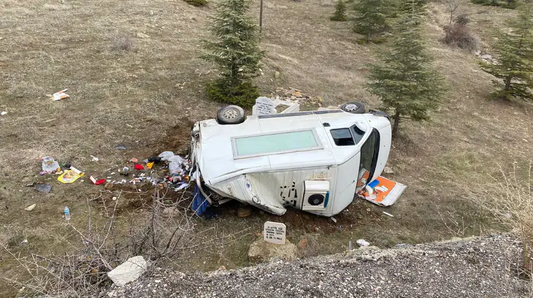 Isparta'da kamyonet şarampole yuvarlandı: 3 kişi yaralandı