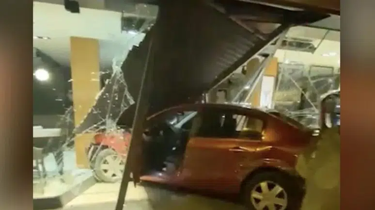 Ardahan'da bir otomobil iş yerine girdi