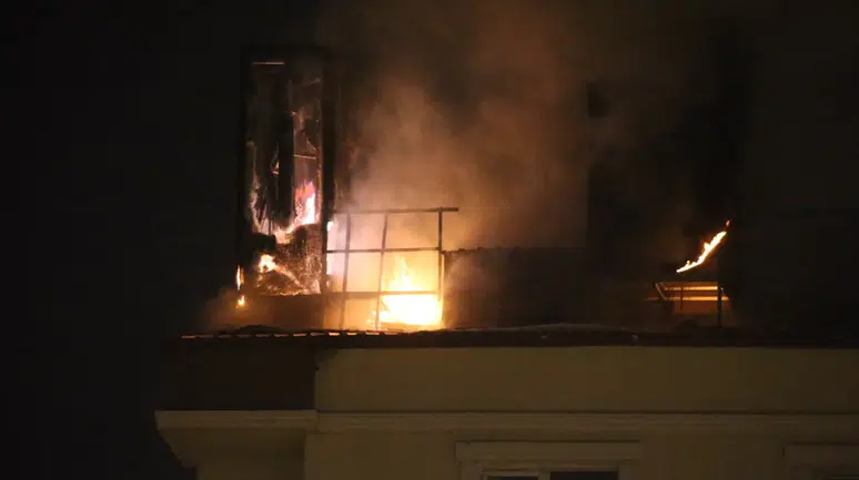 Kars'ta 6 katlı binanın çatısında yangın çıktı: Dumanlar gökyüzünü kapladı