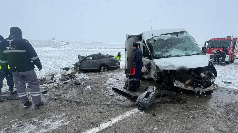 Tekirdağ'da feci kaza: Otomobille kamyonet çarpıştı, 1 ölü 3 yaralı